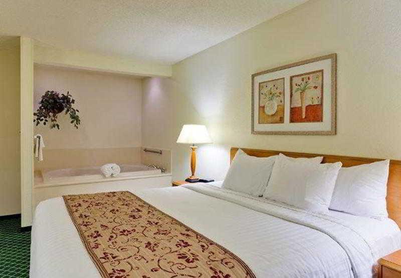 Fairfield Inn And Suites Valparaiso Room photo